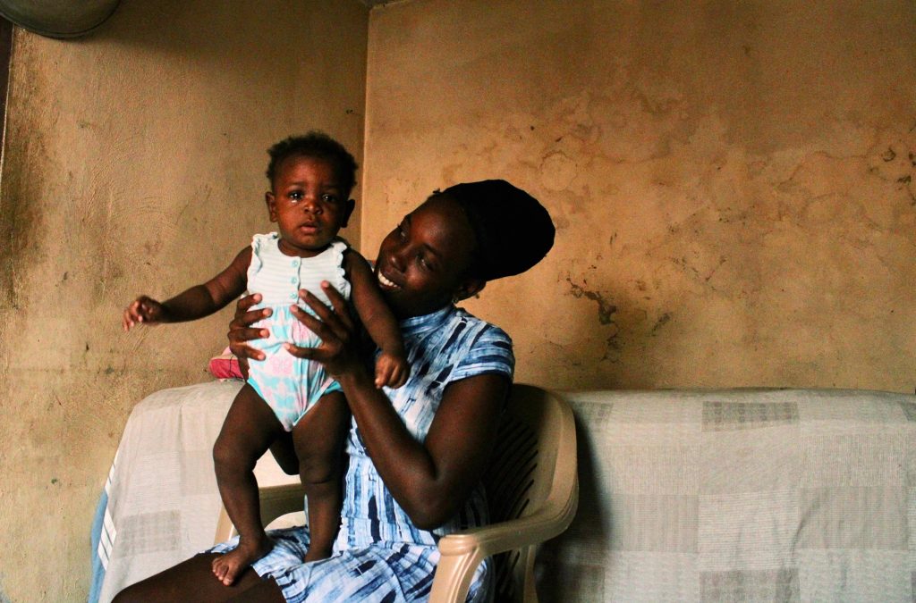 una donna vittima delle bande armate ad Haiti sostenuta da AVSI ECHO