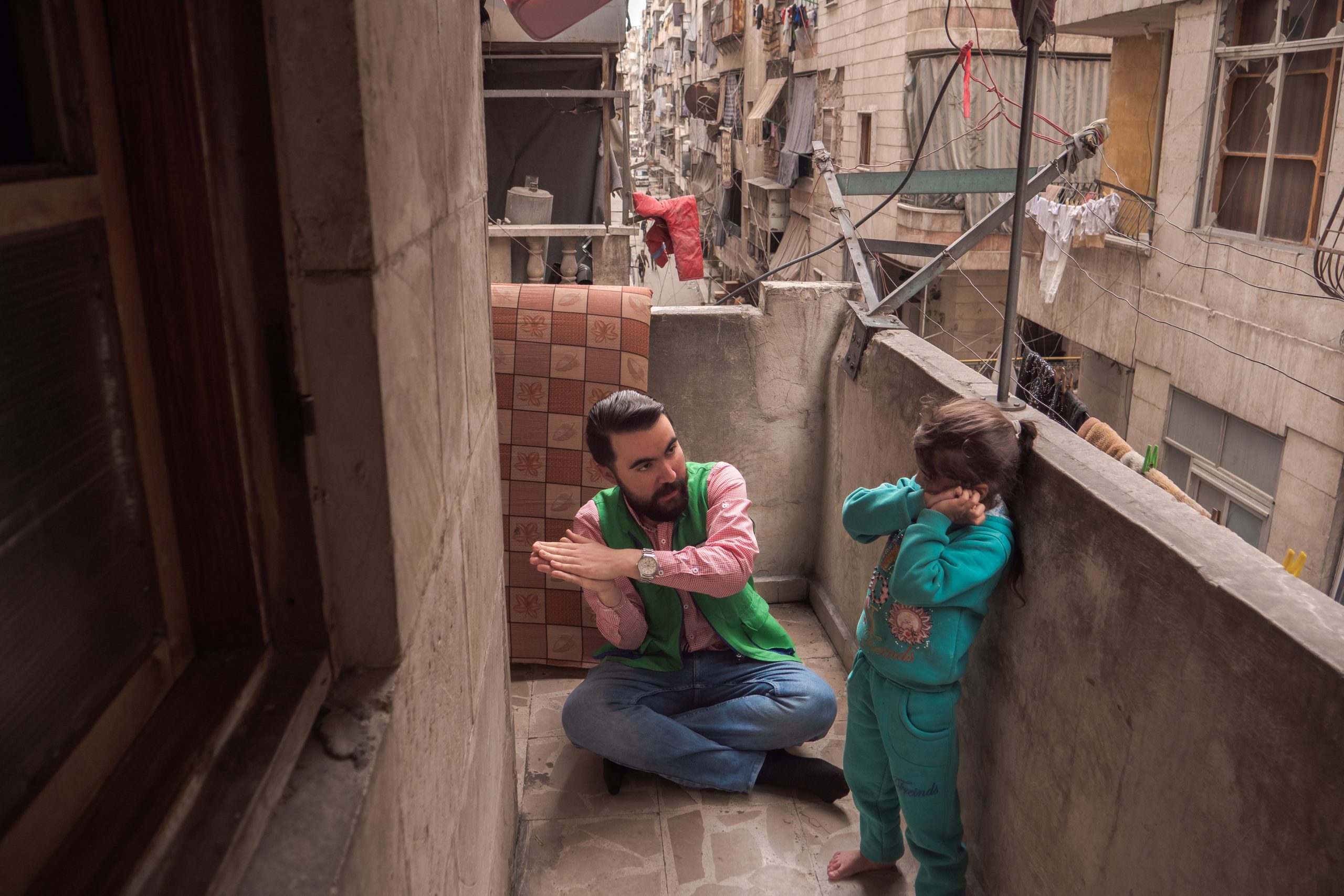 operatore di AVSI gioca con una bambina in Siria