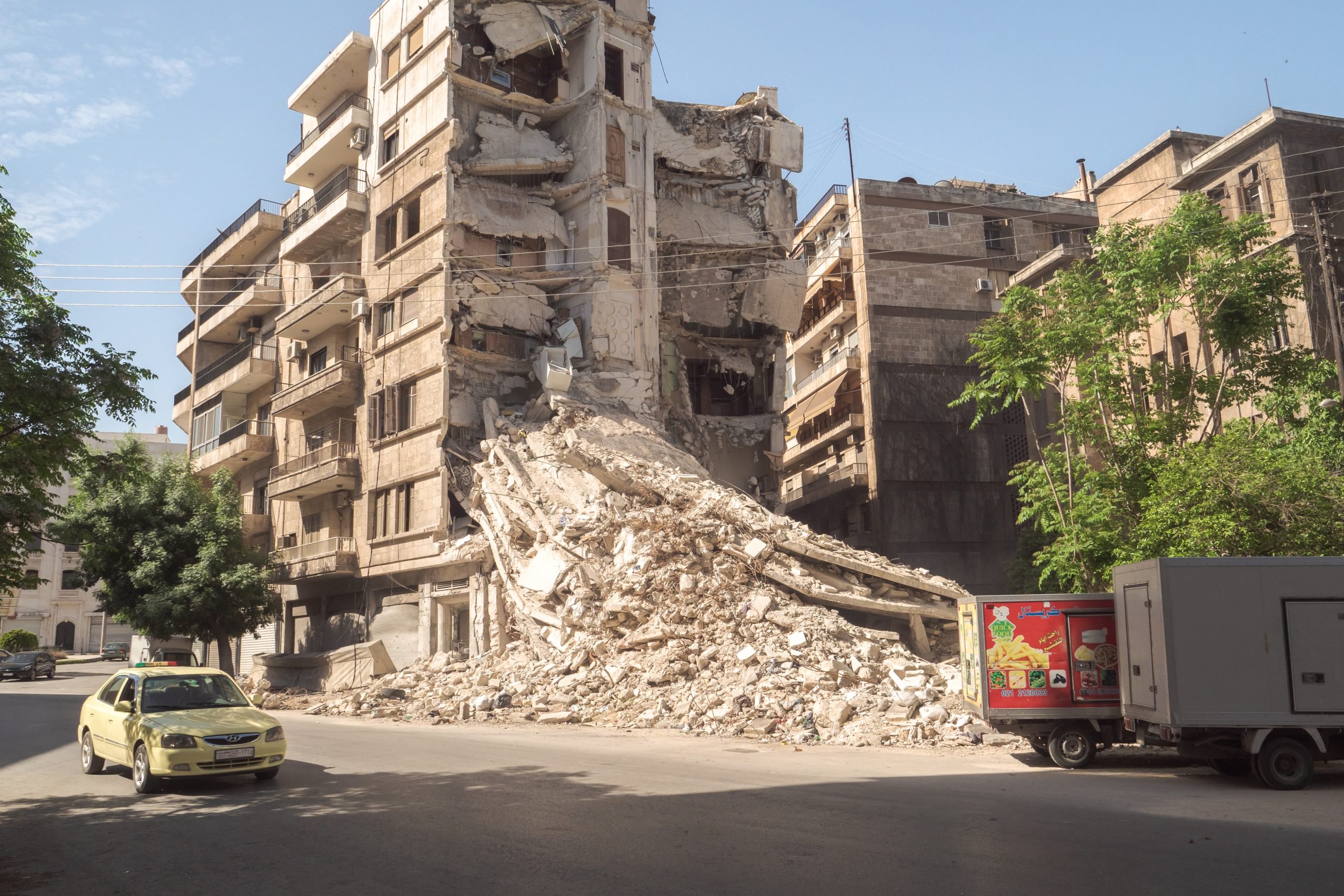Un grande edificio residenziale crollato a causa del terremoto ad Azizieh, quartiere centrale di Aleppo Siria