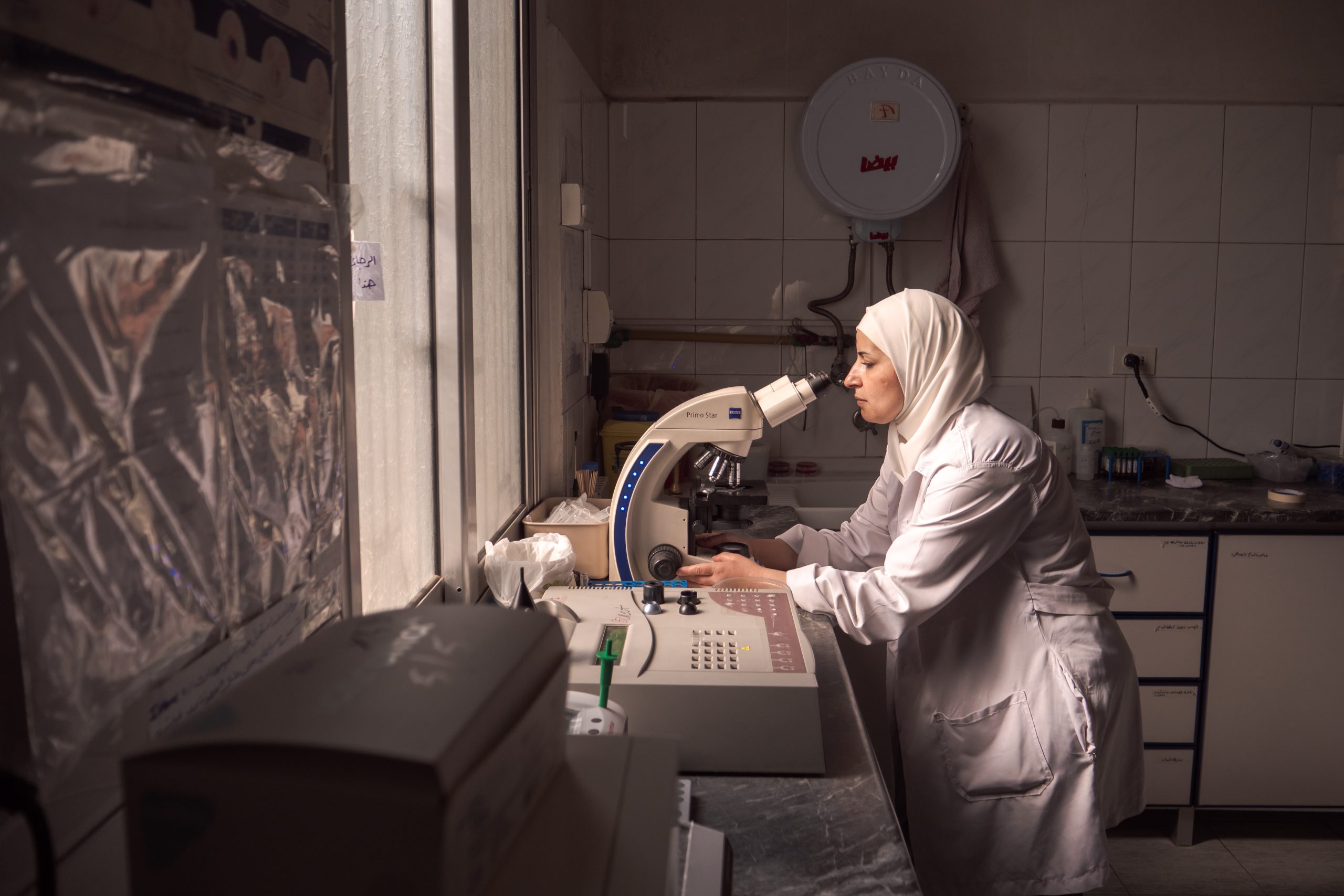 Un medico in un laboratorio dell'ospedale Saint Louis di Aleppo Siria