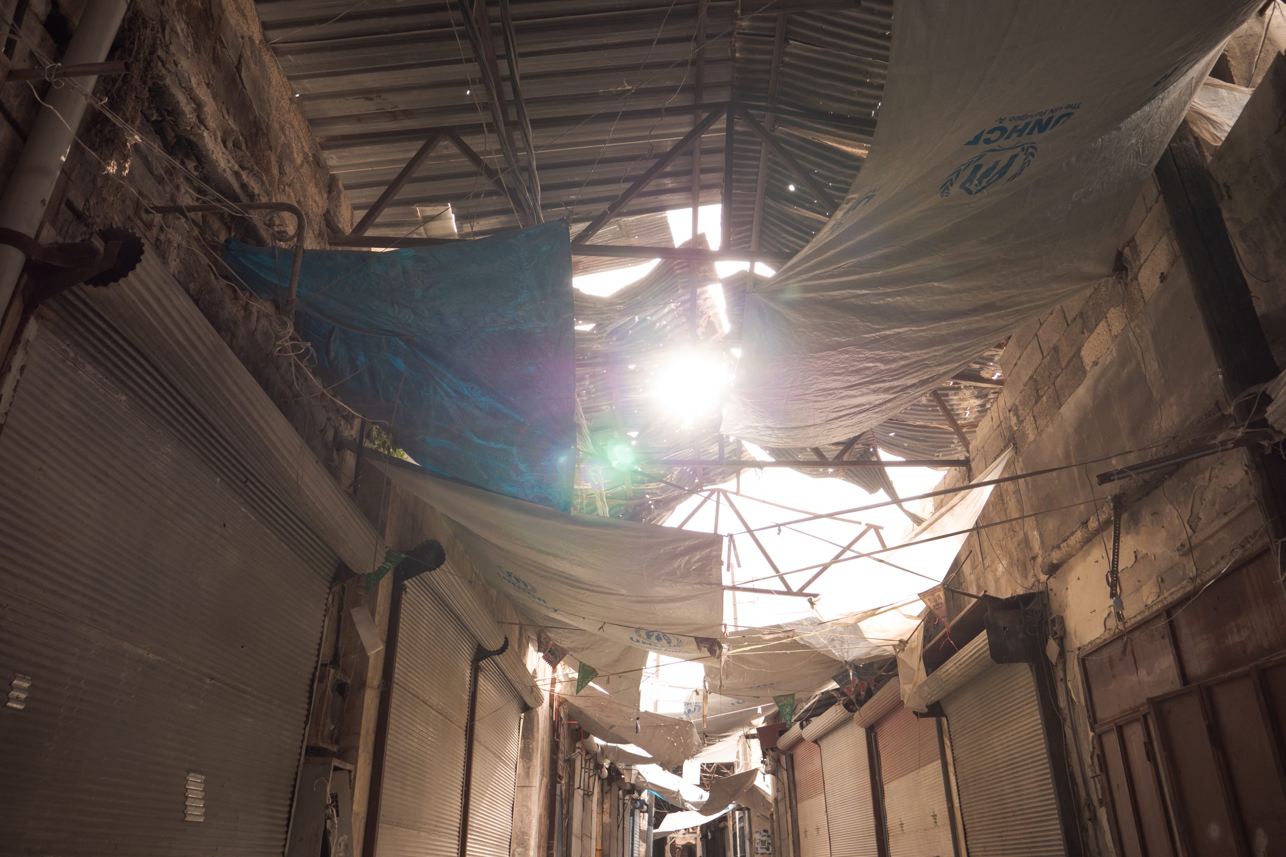 I teli di copertura di una via commerciale del centro storico di Aleppo