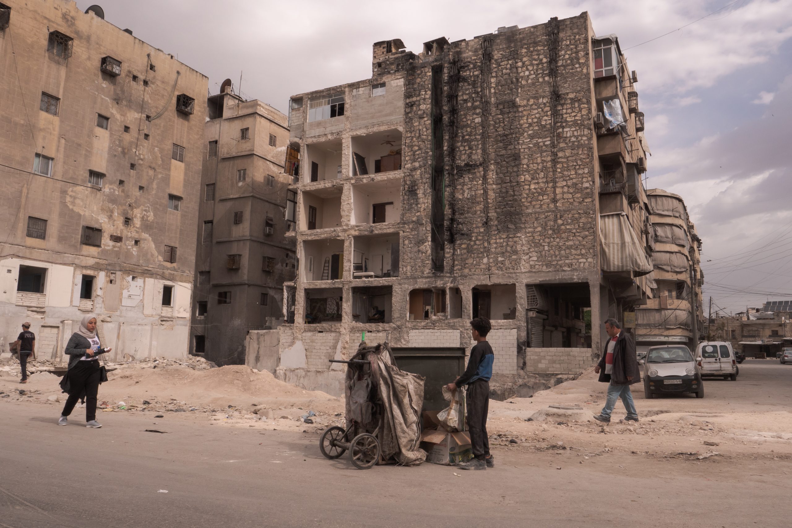 Il cratere causato dal crollo di un palazzo residenziale nel centro di Aleppo