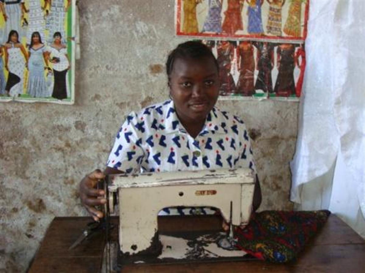 Ntahobari Durante Il Suo Stage Presso Un Atelier De Couture Di Goma