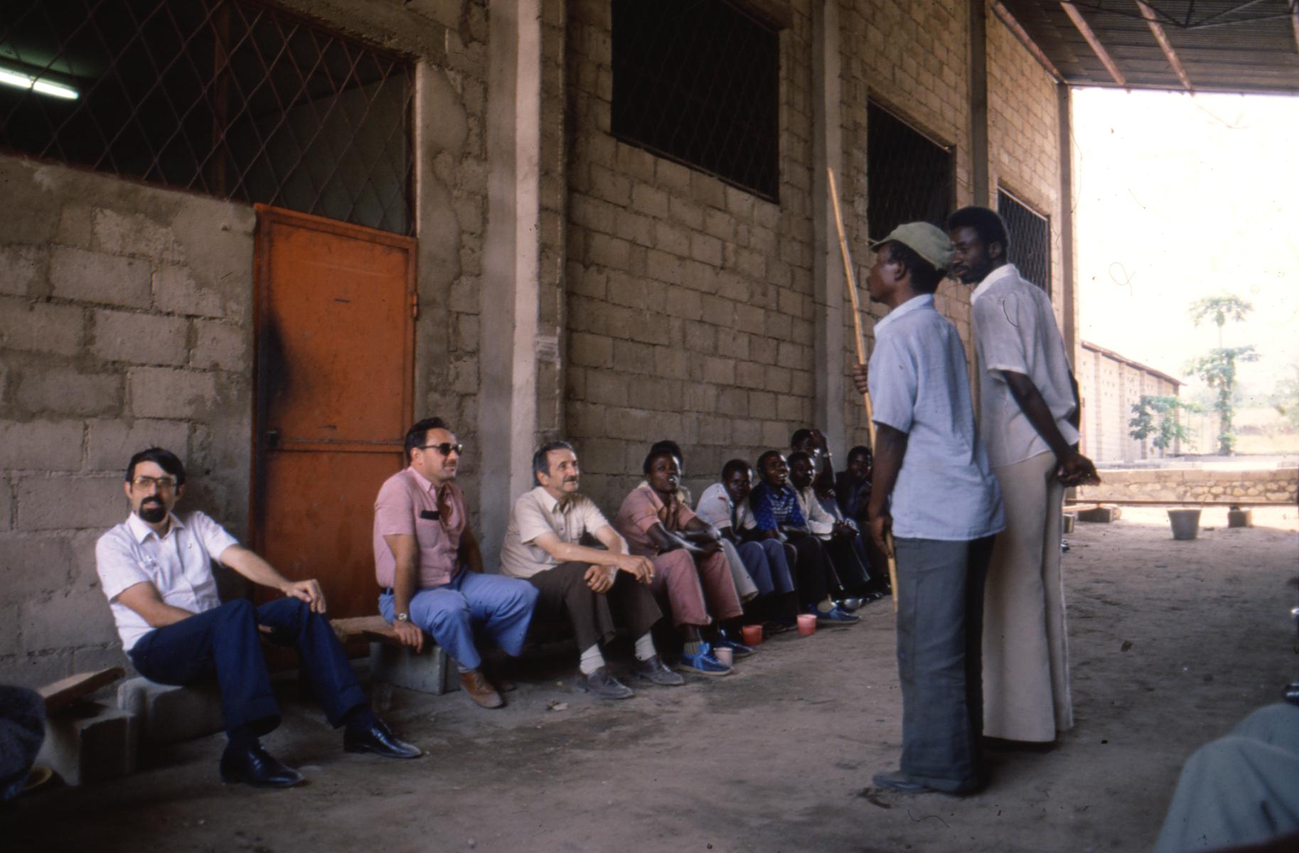 Lucia Castelli - invio foto del primo progetto AVSI in Zaire (attuale Repubblica Democratica del Congo), a Kiringye con i primissimi volontari di AVSI, tra cui l'ex presidente Arturo Alberti.