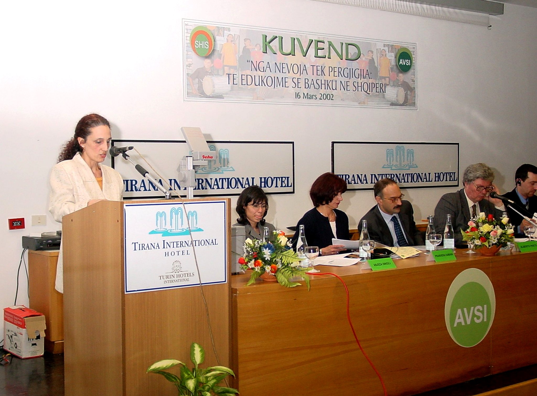 Marzo 2002 ñ Tirana, Albania: Convegno pubblico sullíeducazione a cui hanno partecipato le principali autorit‡ politiche albanesi
