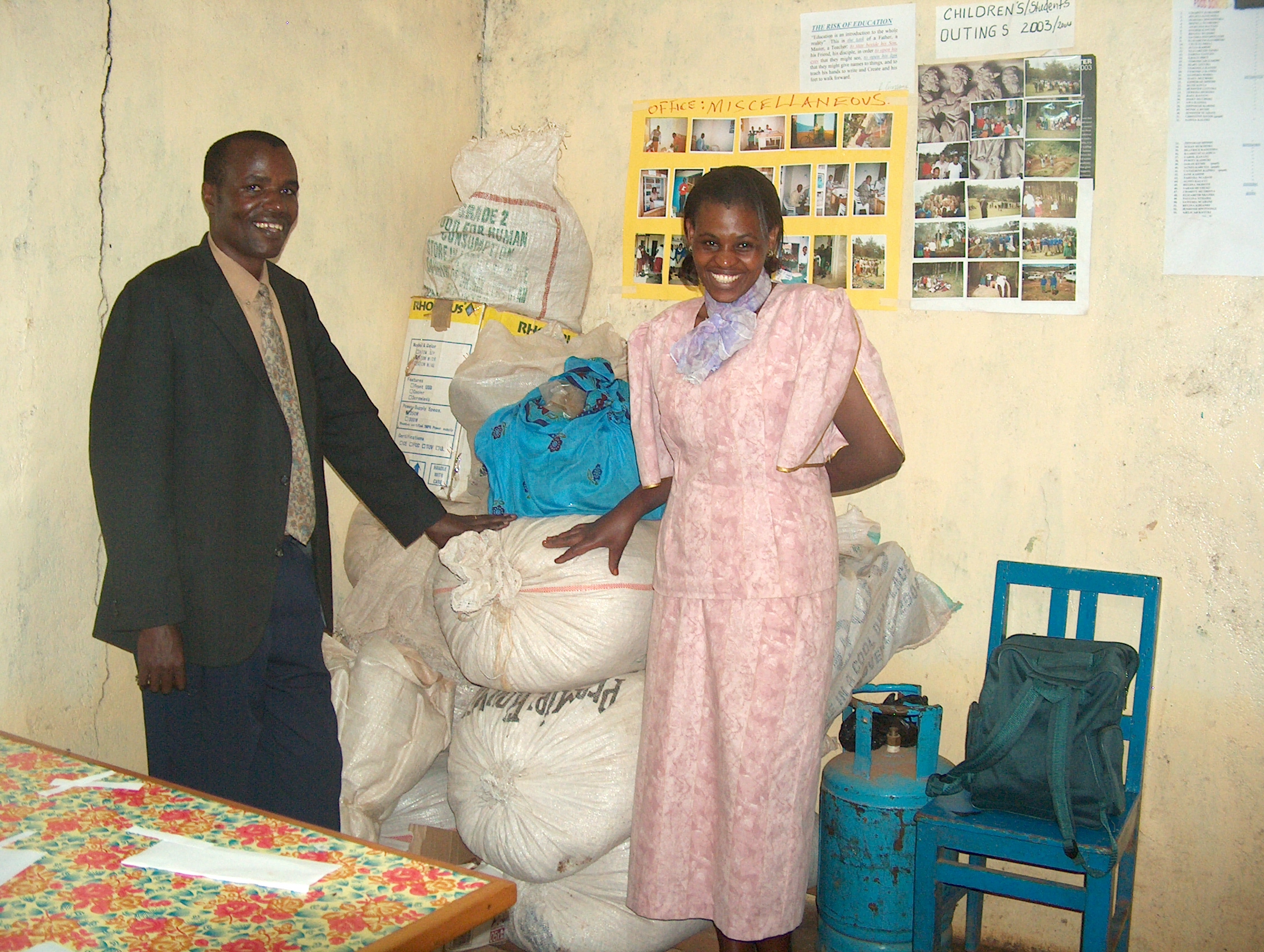 2004 - Mutuati - Cyprian receives a donation for children in Mutuati