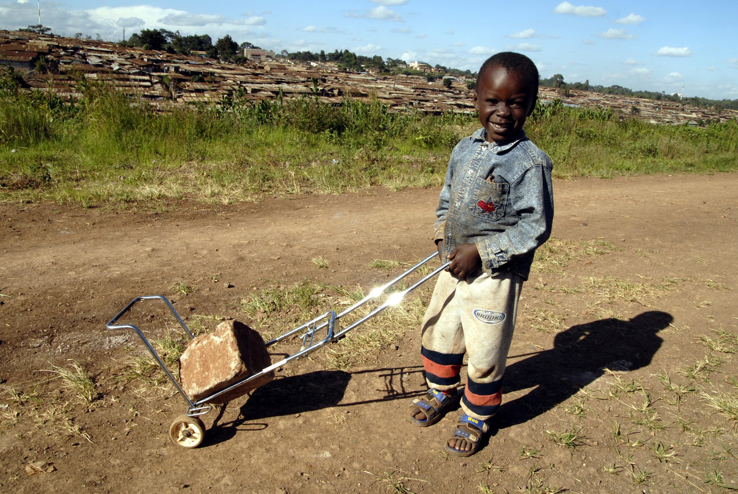 2006 - A child plays - on the background is Kibera slums