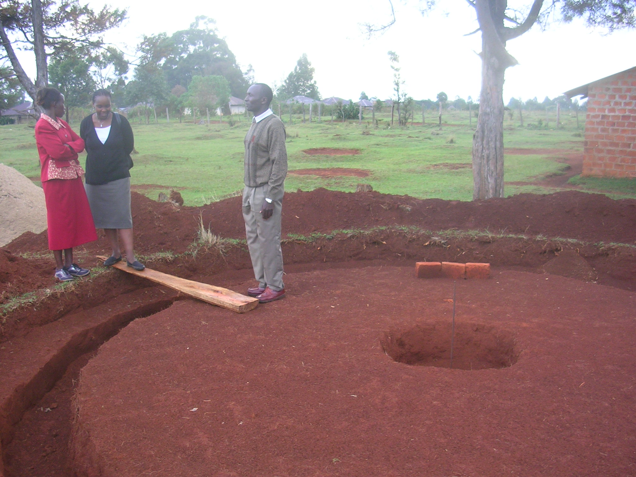 2006 - Nandi; Romana, David and Otillia inspect the construction of the water tank for the water project