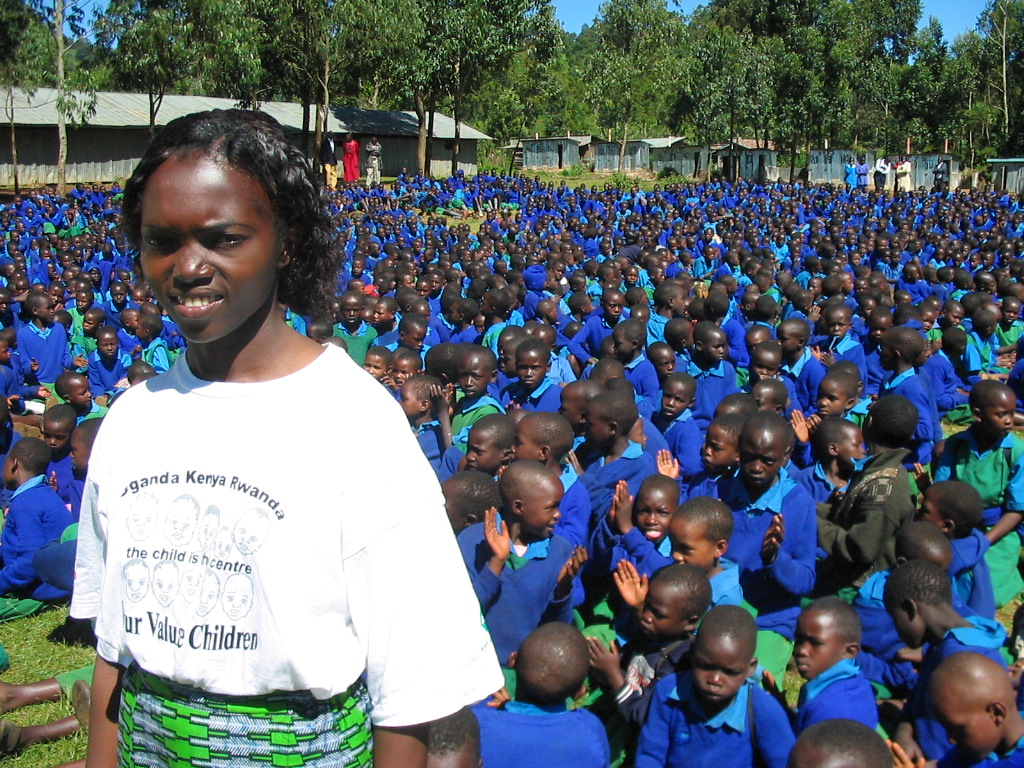 2007 - Mutuati - A photo with children of Mburanjiru Primary