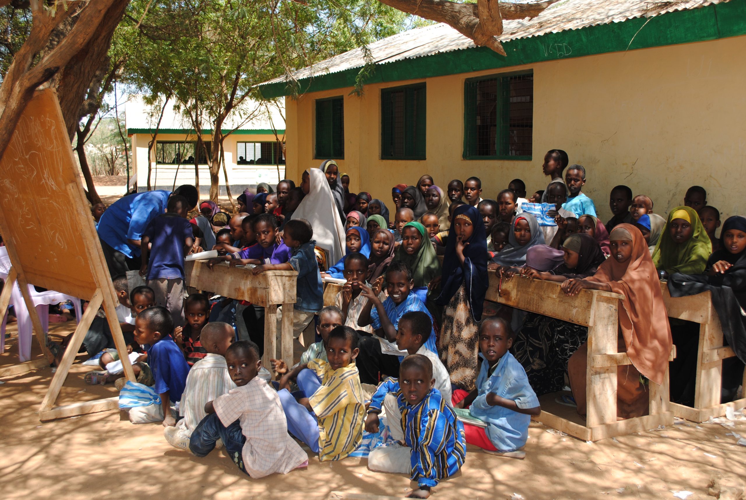 2013 - Dadaab - a lesson in an open air classroom