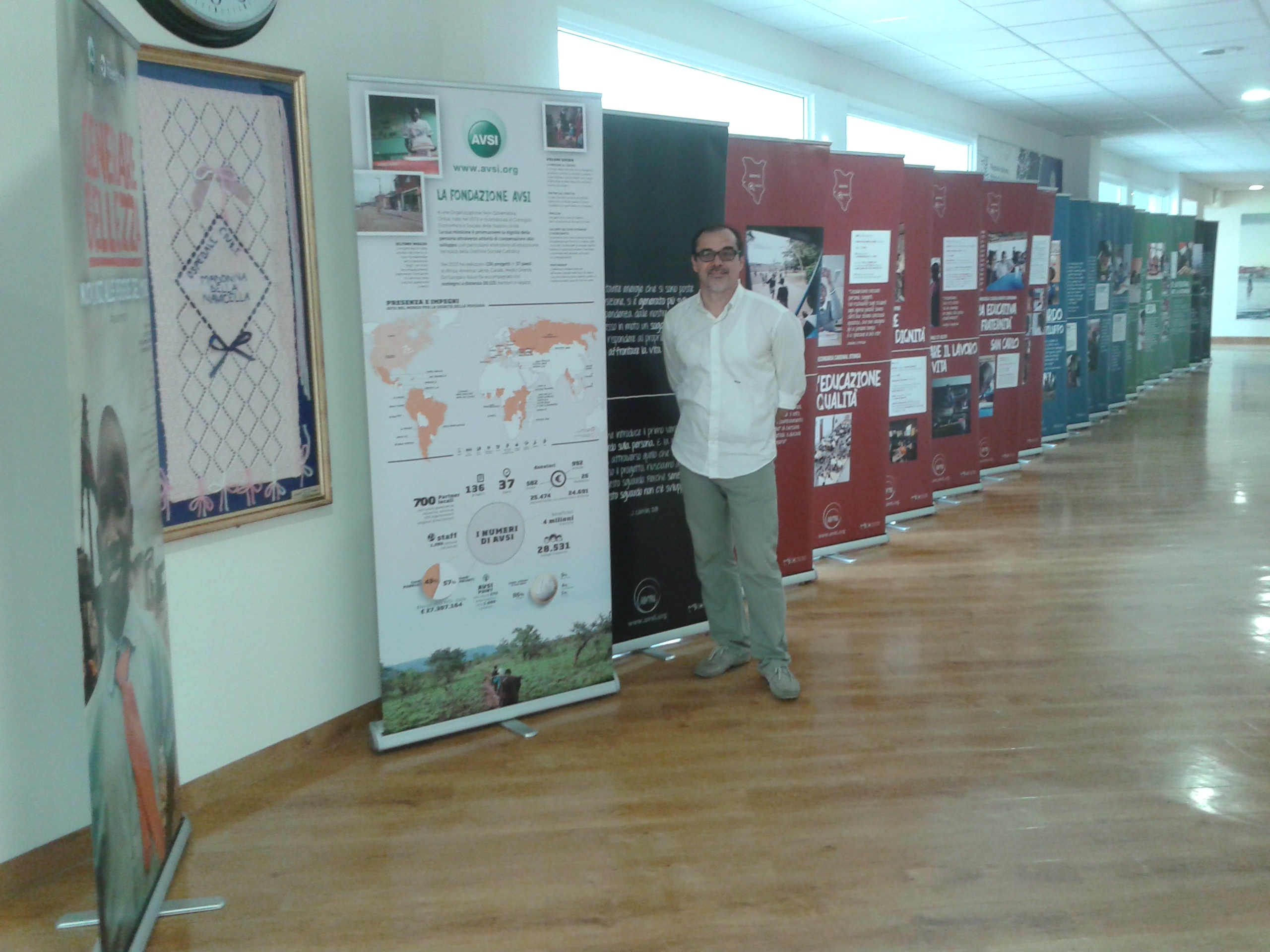 antonio boscolo anzoletti - mostra dell'AVSI nell'atrio dell'ospedale di Chioggia (Ve) a maggio del 2015.