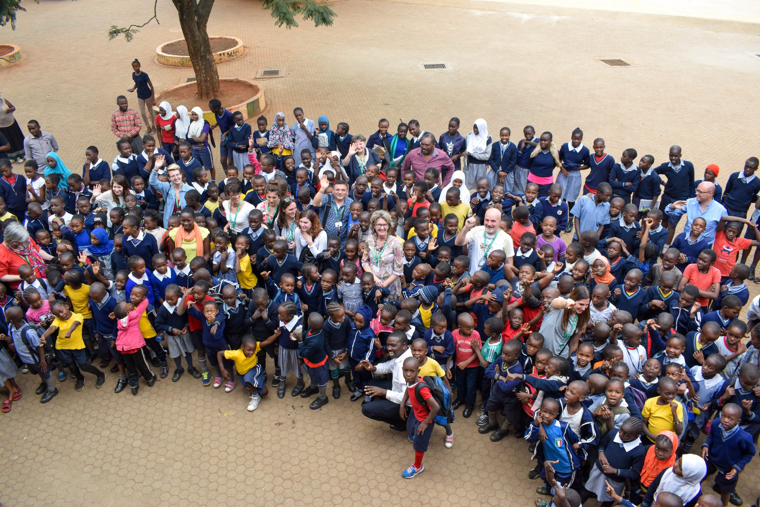 2018-Avaid-donors-interacting-with-Little-Prince-school