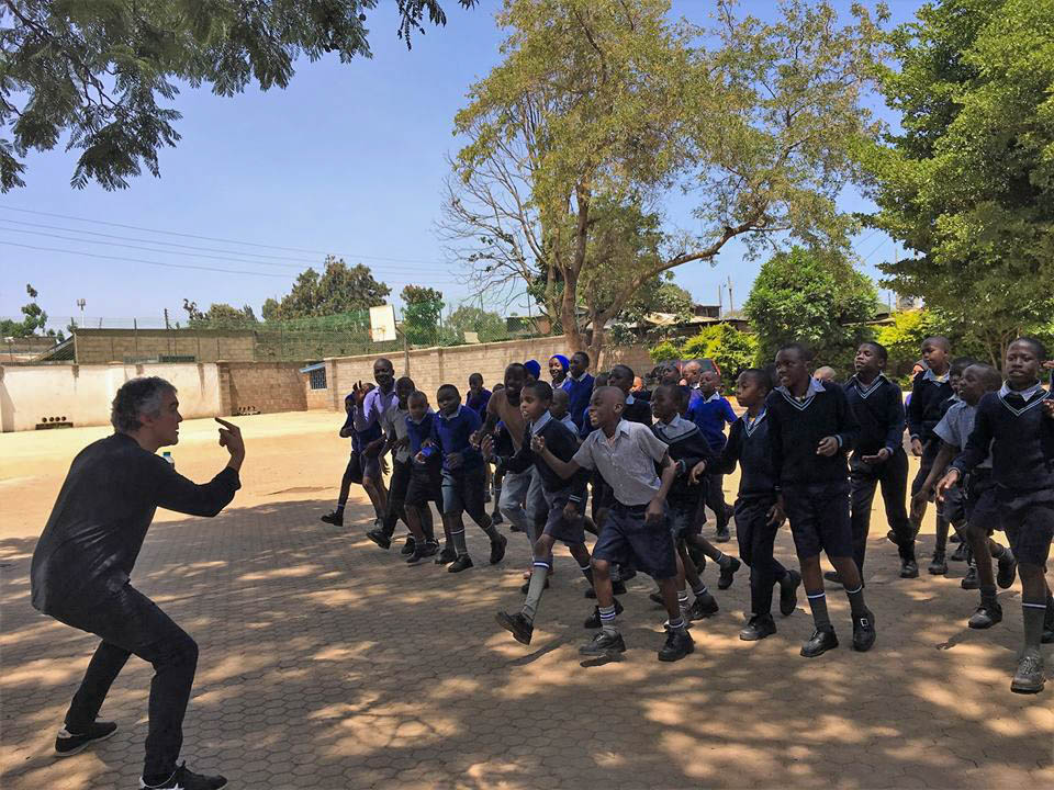 2018-Marco-Martinelli-working-with-students-on-the-Sky-Over-Kibera-pla