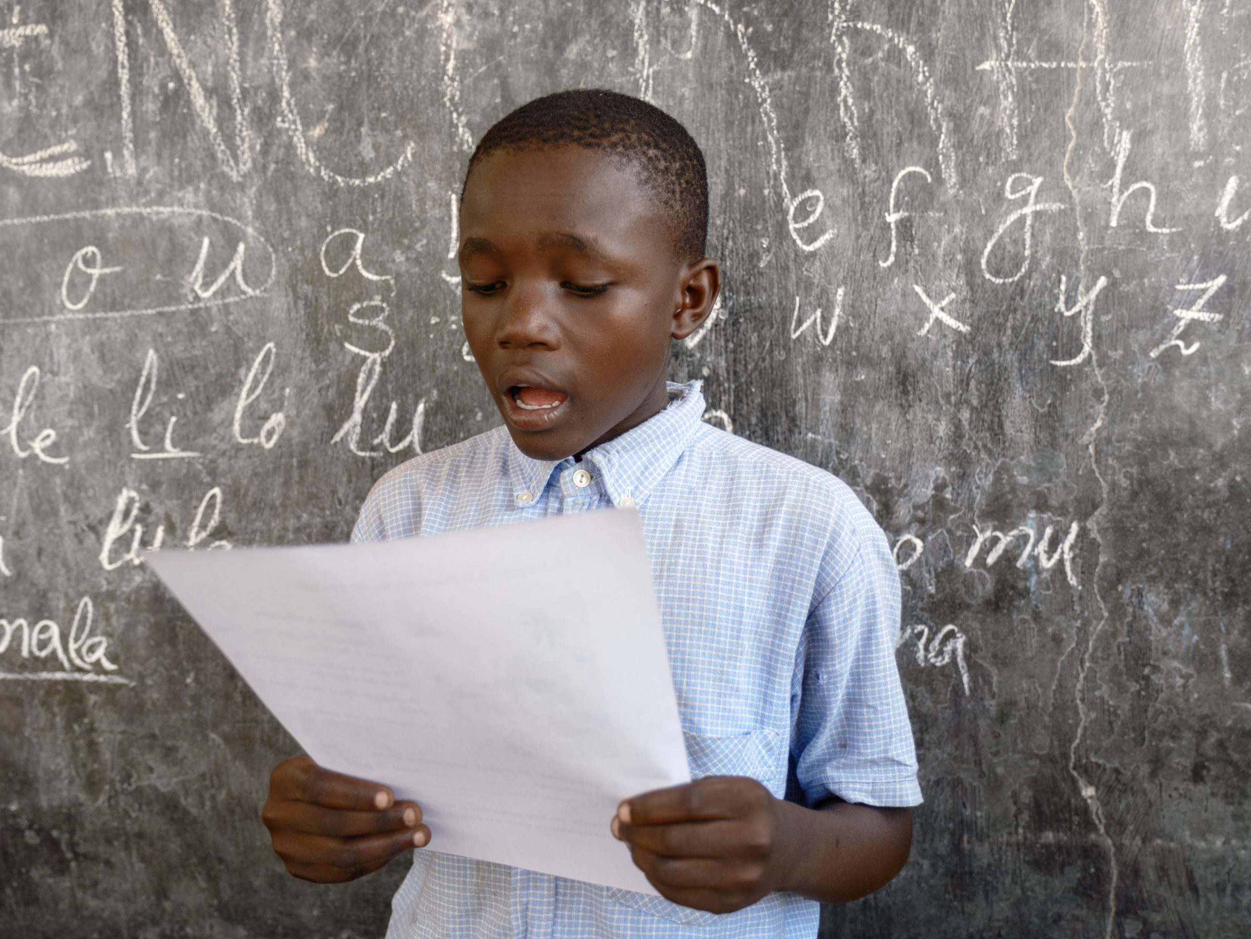 A-child-reads-a-text-during-literacy-activities-organized-by-the-AVSI-Foundation-in-partnership-with-UNICEF-as-part-of-the-CUIDA-project-which-aims-to-strengthen-the-inclusive-prevention-and-response-mechanism-scaled-aspect-ratio-860-580