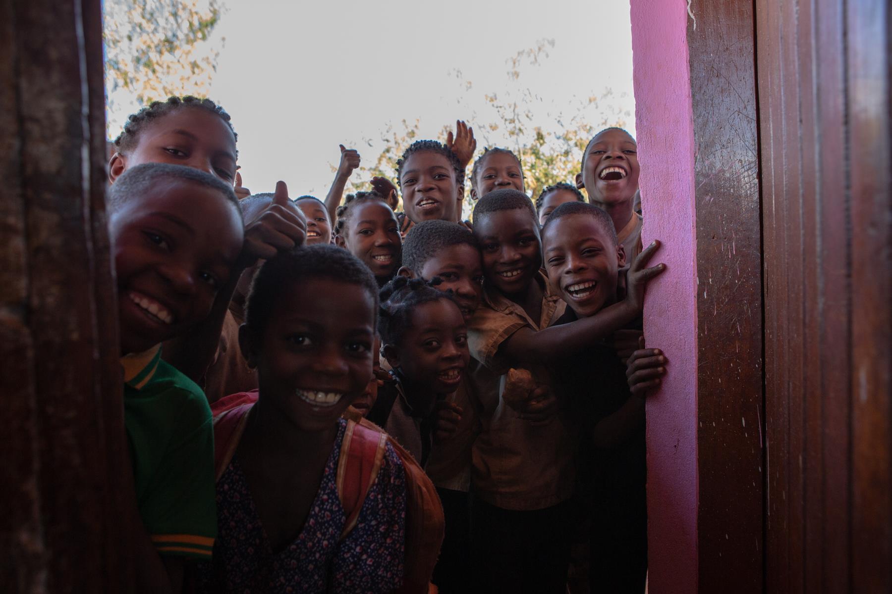 Bambini sostenuti da AVSI in Mozambico