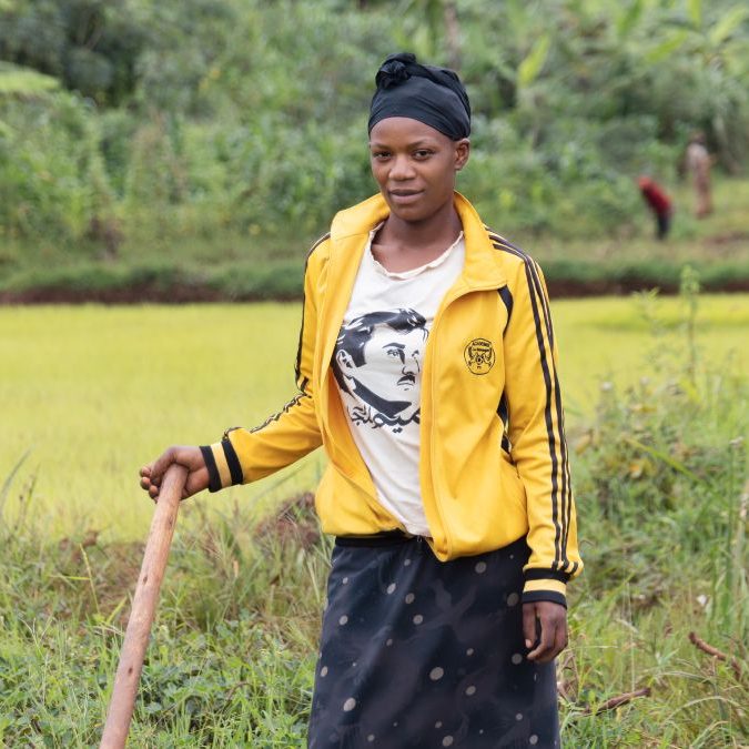 Burundi, una donna coltiva nel suo campo