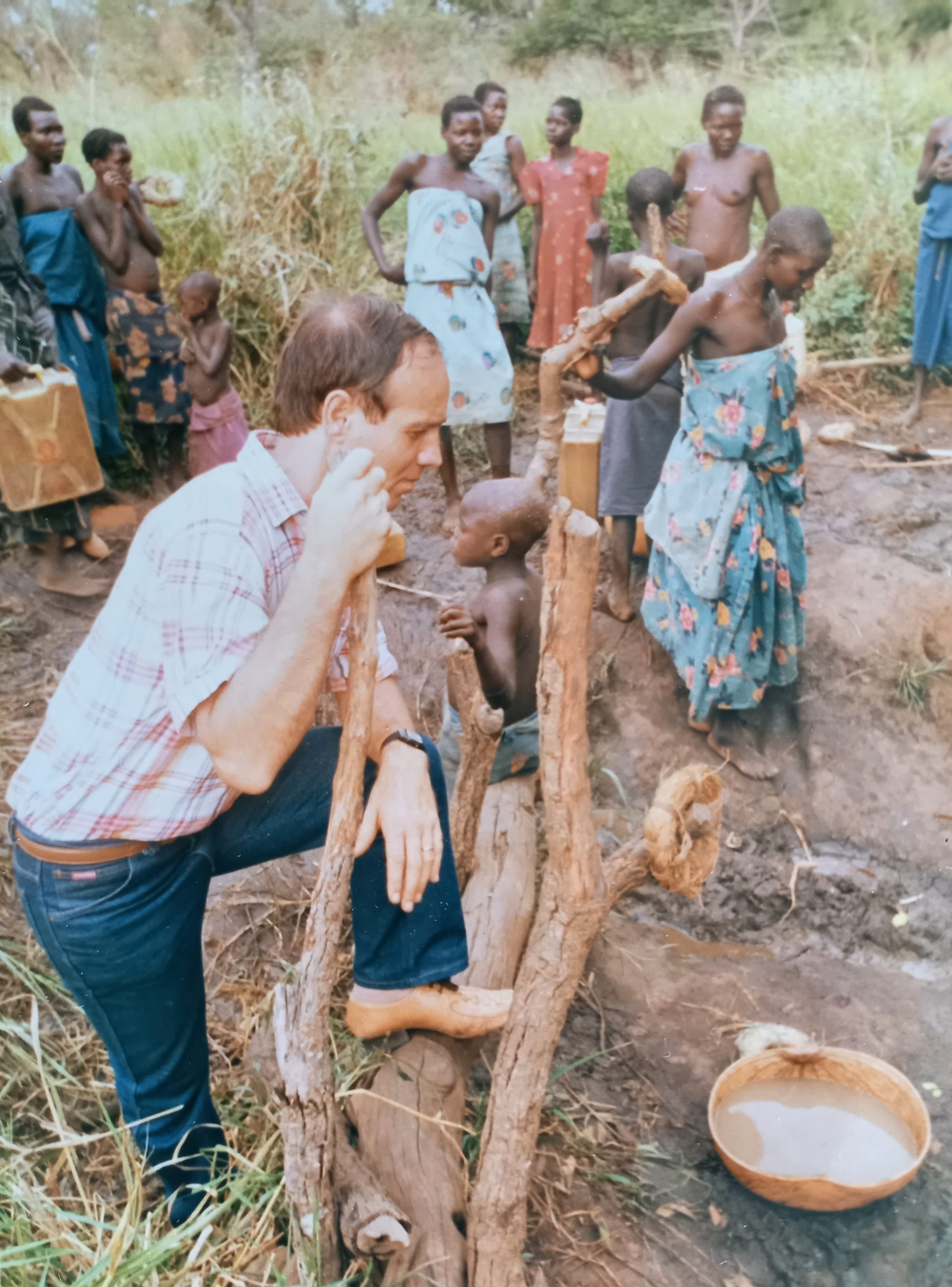 Filippo Ciantia - Limule: Dr. I. Rizzo looks at the water from the shallow well, collected in a calabash, and containing cyclops, the intermediary host of Guinea Worm