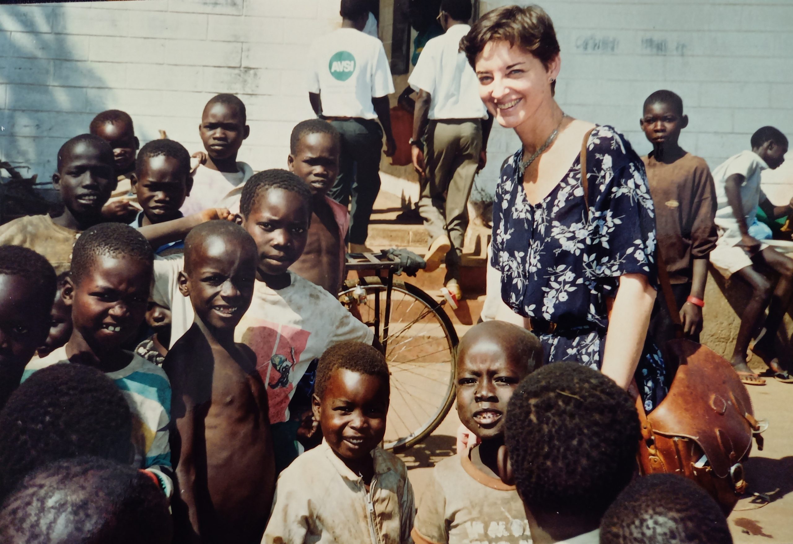 Filippo Ciantia - Kitgum Internally Displaced People (1997) - Kathleen Cravero, UNICEF Representative, visits a Camp managed by AVSI