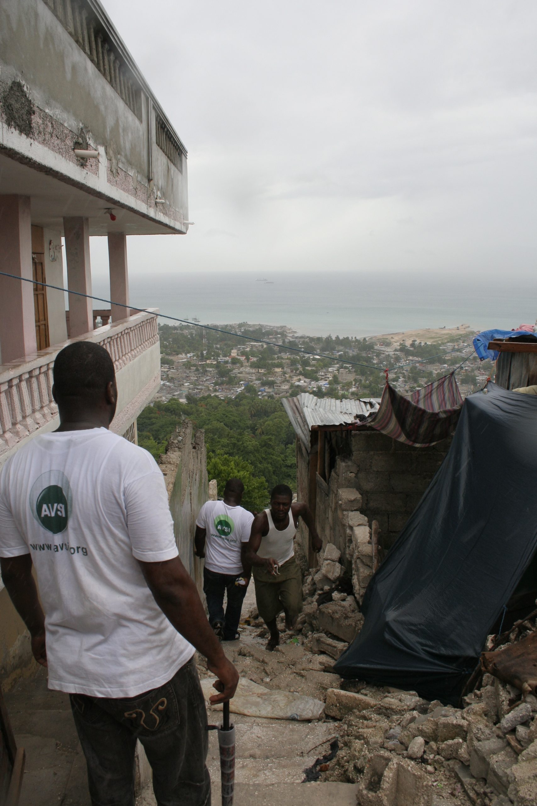 Michela Vianello - archivio che testimonia l'esperienza vissuta ad Haiti come consulenti tecnici in particolare per il rilevamento dello stato delle strutture scolastiche presenti nelle due slam di Port au prince: Martissant e CitÈ soleil. Il periodo in cui si Ë svolta la missione Ë giugno e luglio del 2010 dopo il terremoto.