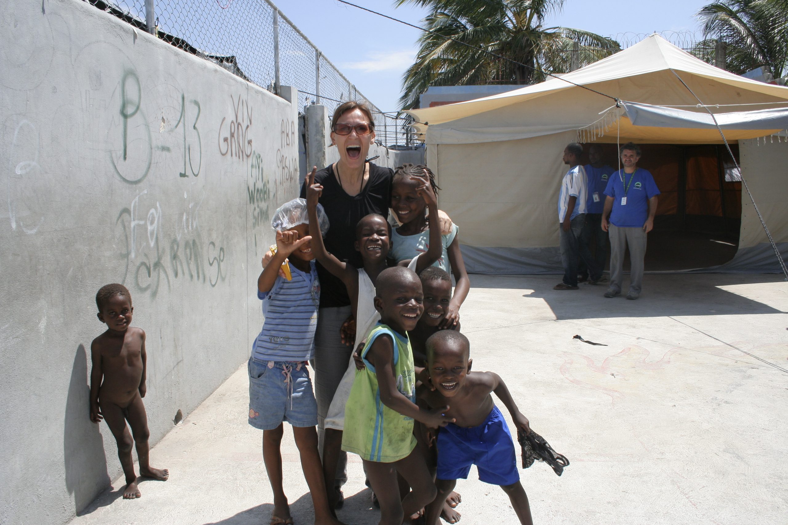 Michela Vianello - archivio che testimonia l'esperienza vissuta ad Haiti come consulenti tecnici in particolare per il rilevamento dello stato delle strutture scolastiche presenti nelle due slam di Port au prince: Martissant e CitÈ soleil. Il periodo in cui si Ë svolta la missione Ë giugno e luglio del 2010 dopo il terremoto.