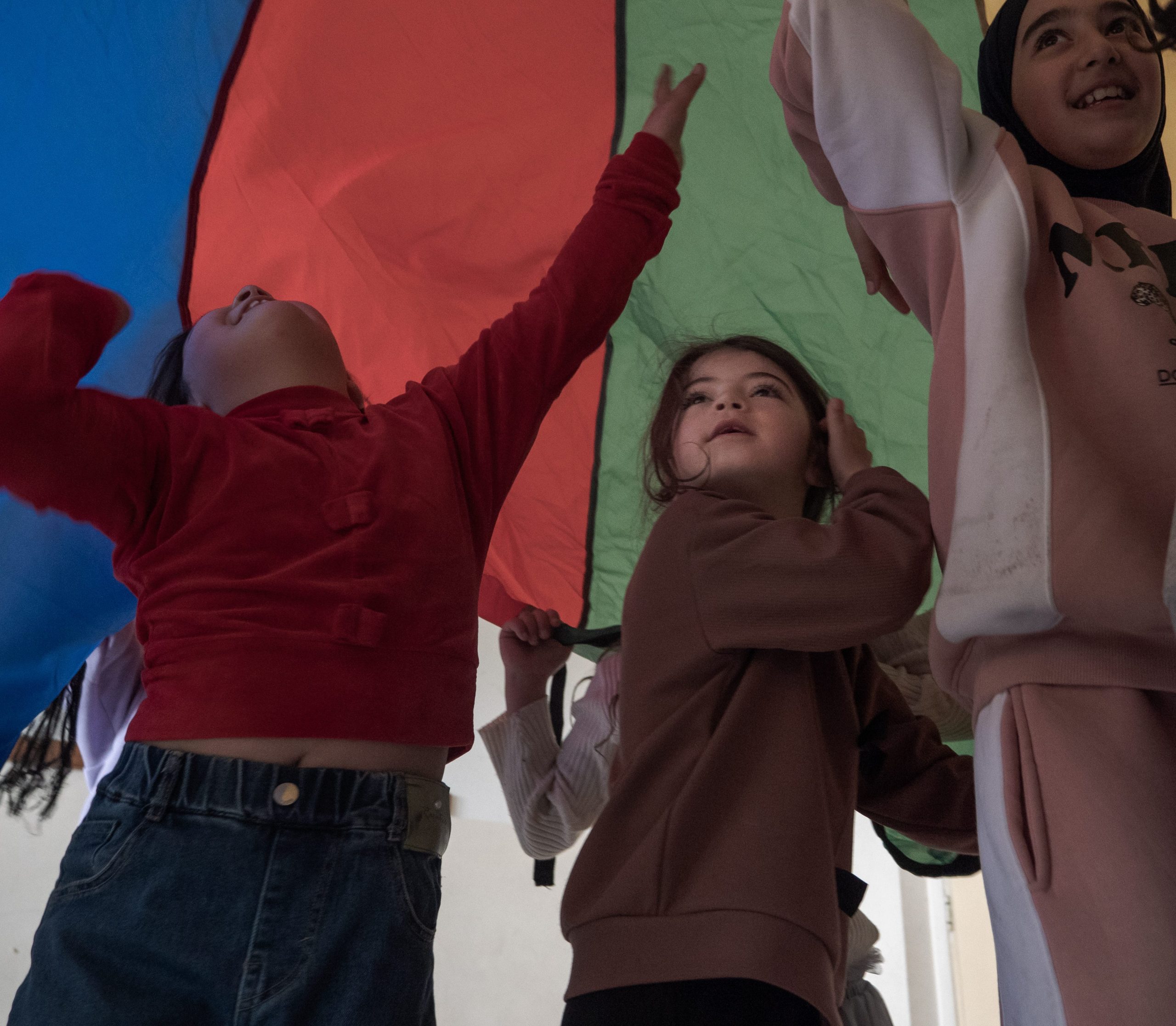 Bambini libanesi partecipano a un'attività ludico ricreativa in un centro per sfollati