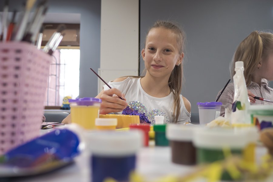Una ragazza studia in un community center in ucraina