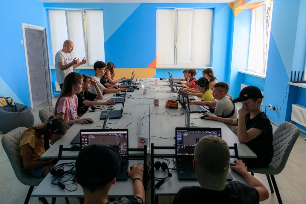 bambini ucraini in un digital learning_center allestito da avsi