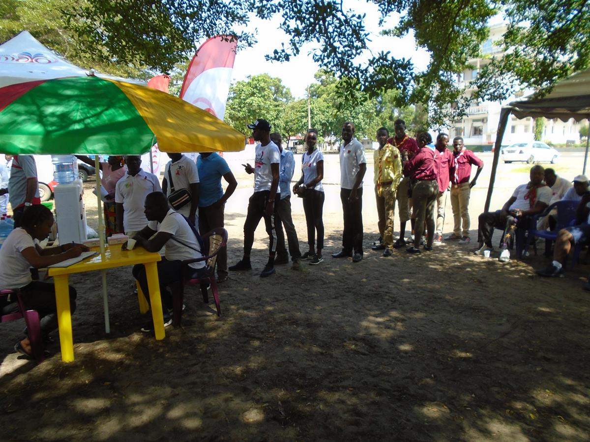 Repubblica del Congo. Insieme e in marcia contro l’AIDS_persone in fila per il test