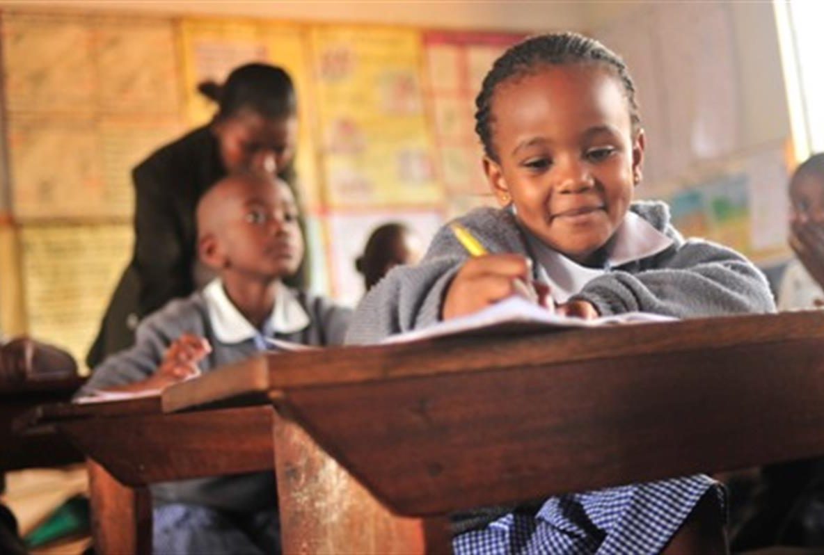 Diritto all'educazione - bambina in Africa a scuola