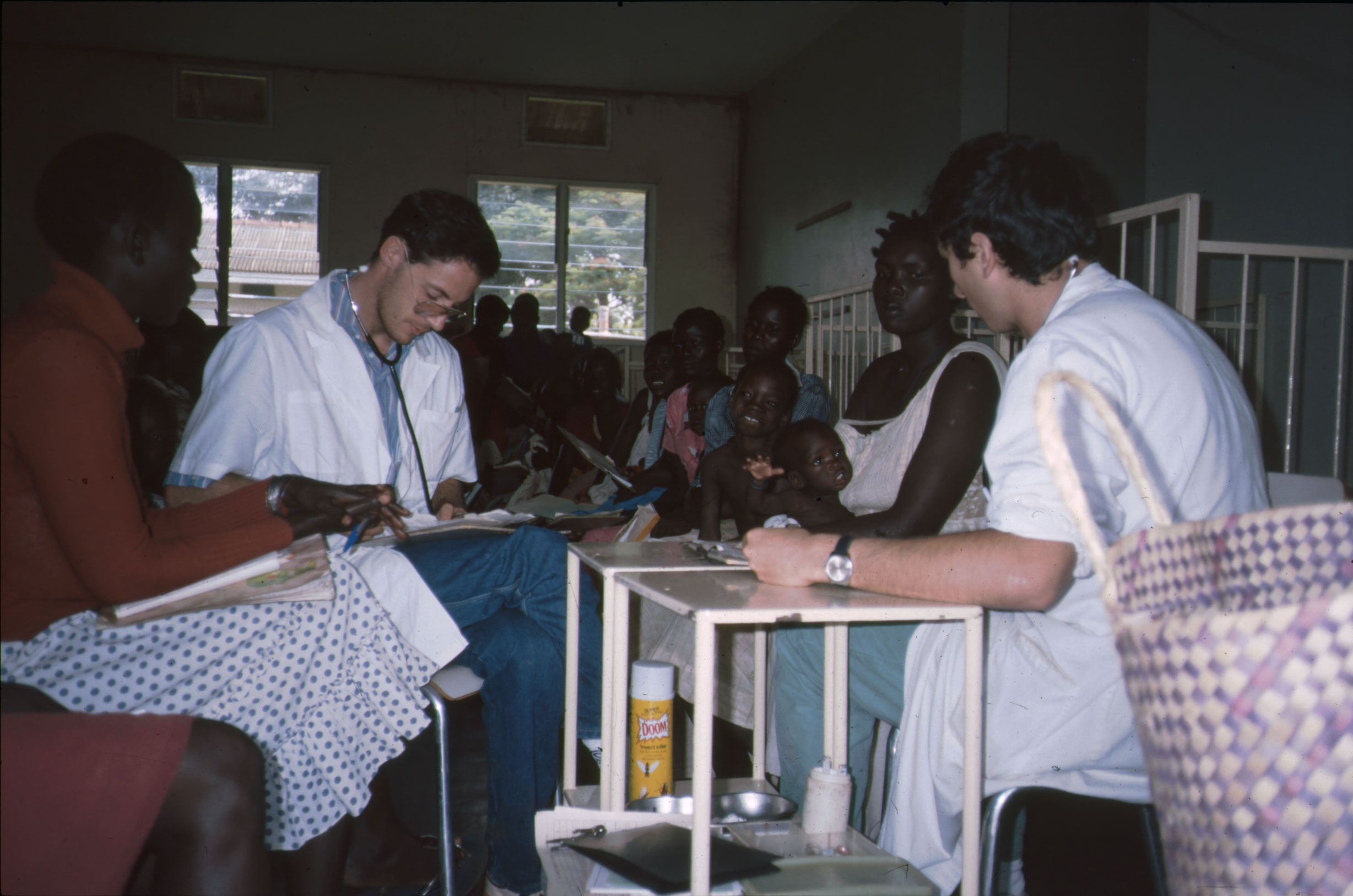 Mauro Andreata - foto scattata a Kitgum nel 1990 Nella foto 2 medici volontari AVSI ( Mauro Andreata ed Eugenio Cocozza) nel reparto di pediatria dell'ospedale St.Joseph di Kitgum